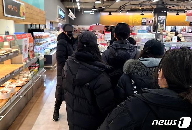 홈플러스 중계점에서 당당치킨을 사기 위해 줄 선 모습 (독자제공) ⓒ News1