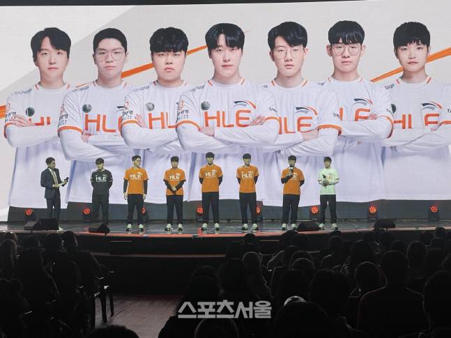 한화생명e스포츠 선수들이 8일 경기도 광명시에 위치한 IVEX(아이벡스) 스튜디오 하이퍼홀에서 열린 팬들과의 소통의 장 ‘2023 HLE 팬 페스트’에서 참석한 팬들에게 인사를 하고 있다. 제공 | 한화생명