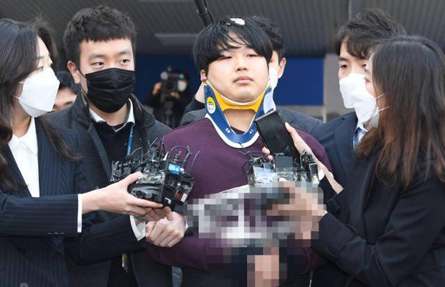 사회를 충격에 빠뜨렸던 박사방 사건이 주범 조주빈(24)이 2020년 3월 서울 종로경찰서에서 검찰로 송치되고 있는 모습. 연합뉴스