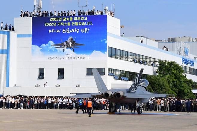 지난해 7월 19일 경남 사천공항 활주로를 이륙한 국산 초음속 전투기 KF-21이 시험비행을 무사히 마치고 귀환하고 있다. 사진은 KAI 직원들이 시험비행 성공을 축하하고 있다. 세계일보 자료사진