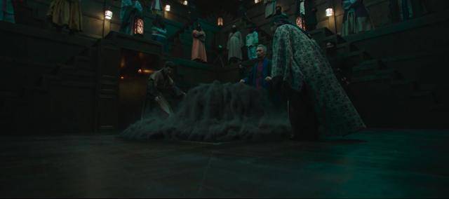 드라마 '환혼'에서 늙은 스승(오른쪽)이 젊은 제자(왼쪽)와 환혼술로 몸을 바꾸려 하고 있다. tvN 방송 캡처