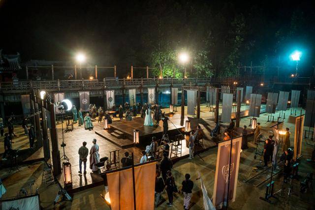 드라마 '환혼'에서 술사들이 모여 회의를 하고 있다. 과감하게 한국형 무협 판타지를 펼친 이 드라마 제작비는 약 400억 원으로 추정된다. tvN