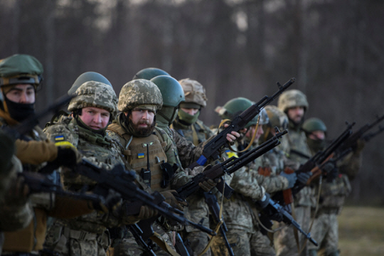 4일 벨라루스 국경 인근에서 훈련 중인 우크라이나 군인들. 로이터 연합뉴스