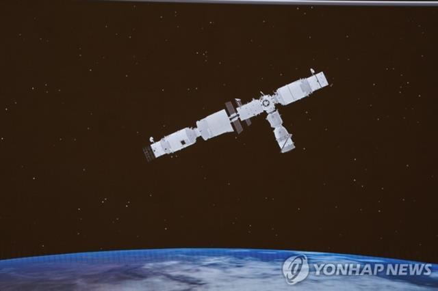 2021년 10월 16일 중국 유인우주선 신저우 13호가 우주정거장 핵심 모듈인 ‘톈허’에 도킹한 모습.베이징 신화 연합뉴스