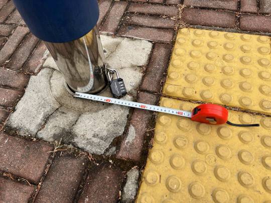 대전 서구 둔산동 대전시청 인근 볼라드와 점자블럭 간 거리를 측정한 결과 30cm보다 짧게 설치돼 있었다. 사진=이태희 기자