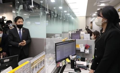 김주현 금융위원장이 1월 5일 오후 은행 탄력점포 현장 점검을 위해 방문한 서울 중구 KB국민은행 남대문종합금융센터에서 직원들과 인사를 나누고 있다. (출처=연합뉴스)