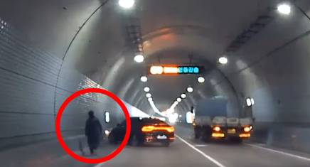 지난해 12월26일 오후 2시쯤 경북 구미시 한 터널에서 뇌전증을 앓는 운전자가 터널에서 발작을 일으키자 직업이 간호사인 한 여성 운전자가 사고 차량 운전자의 안전을 확인하고 있다../사진=한문철TV