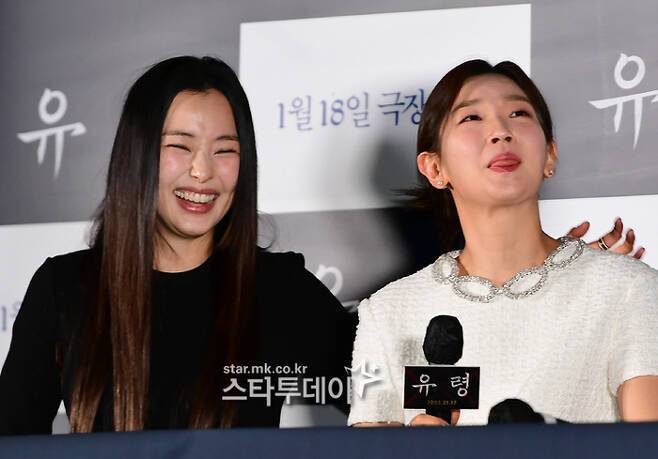 배우 이하늬가 눈물 흘리는 박소담을 위로하고 있다. 사진|강영국 기자