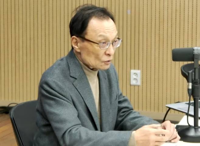 더불어민주당 이해찬 전 대표가 12일 방송인 김어준씨가 진행하는 유튜브 방송 '겸손은 힘들다 뉴스공장'에 나와 인터뷰하고 있다. /김어준 유튜브