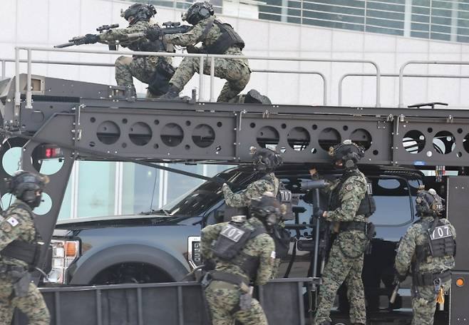 유사시 '참수작전'을 시행하는 특전사 707특수임무단의 대테러 훈련 모습. 연합뉴스