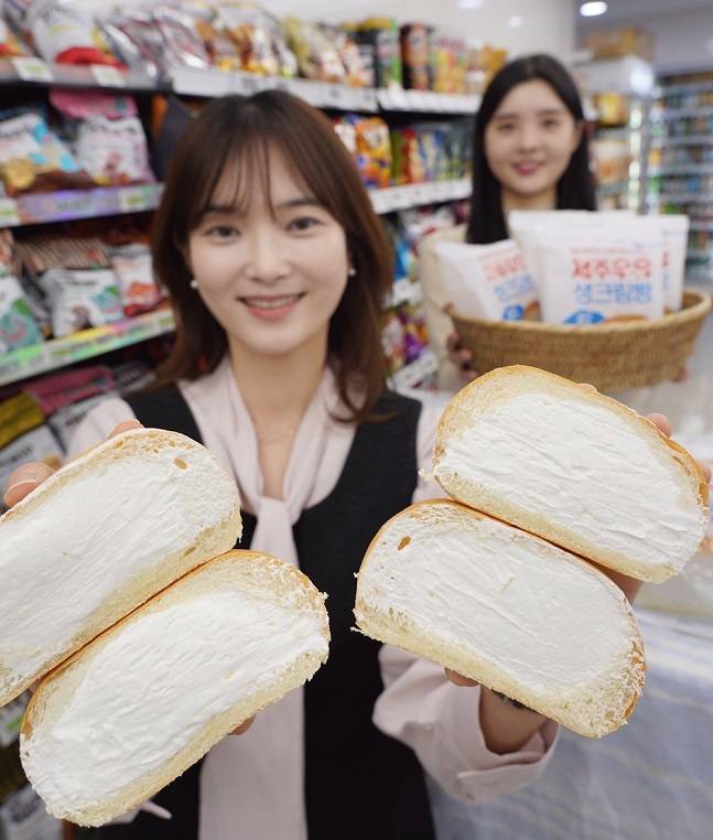 세븐일레븐이 출시한 제주우유 생크림빵/사진제공=코리아세븐