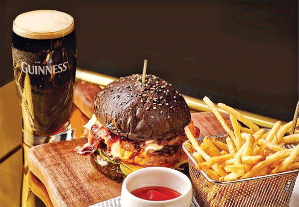 웨스틴 조선 부산 ‘헬로우 버니!’ 패키지에서 만날 수 있는 아이리시 펍 ’오킴스’의 트러플 한우버거와 감자튀김. 웨스틴 조선 제공