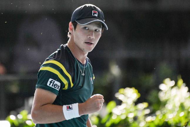 권순우가 4강전에서 잭 드레이퍼를 상대로 포인트를 따낸 뒤 오른주먹을 불끈 쥐며 힘을 내고 있다. 애들레이드|AFP 연합뉴스