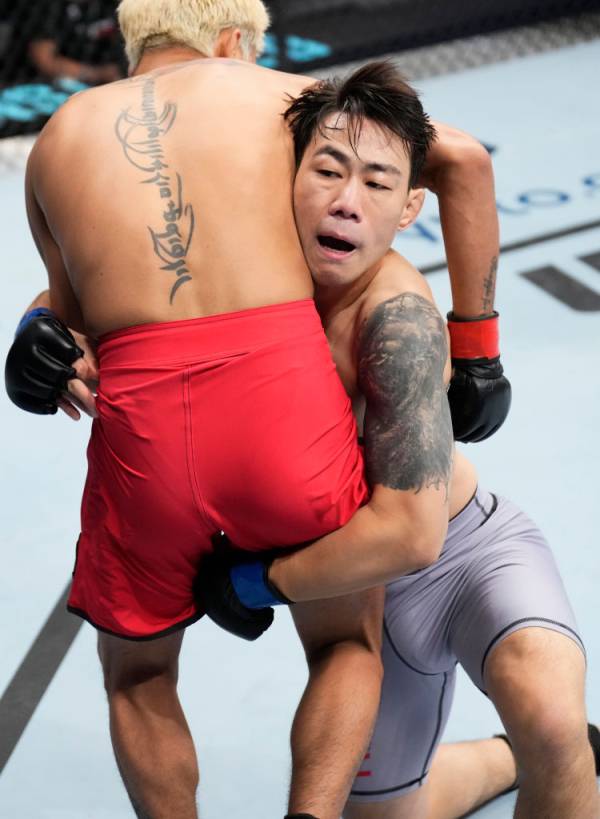 레슬링으로 상대를 제압하는 최승국.(사진=UFC)
