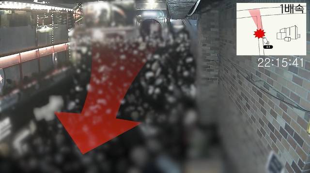이태원 참사 직전인 오후 10시15분에 사고가 난 골목길로 인파가 떠밀려 오는 모습. 특별수사본부는 이때 ‘군중 유체화 현상’이 두드러졌다고 설명했다. 특수본 제공