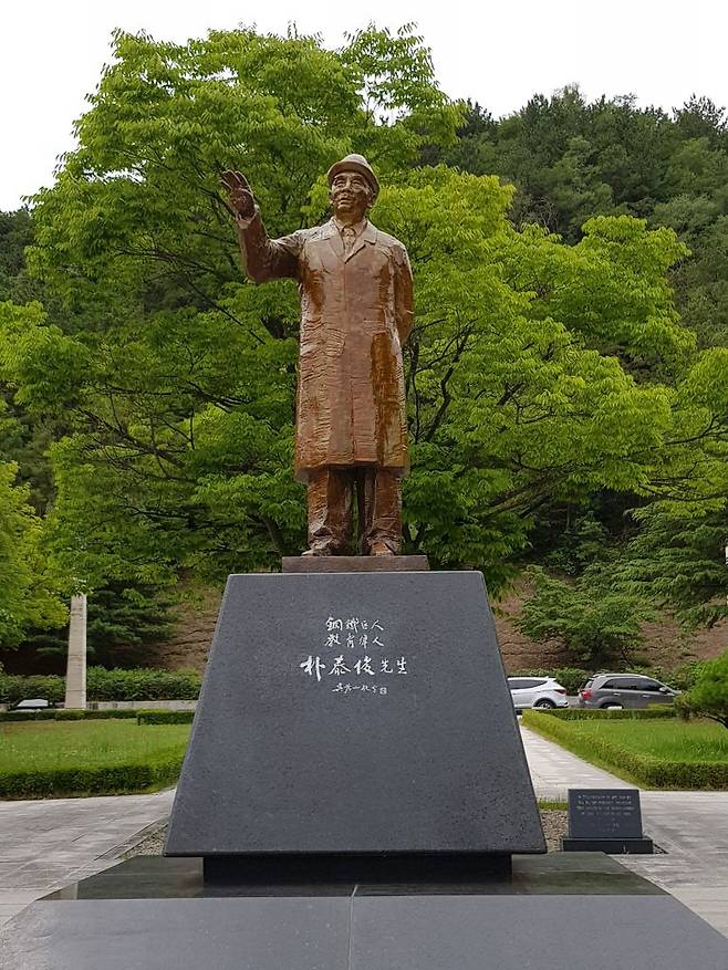 경북 포항시 포항공대(포스텍) 캠퍼스 내 노벨동산에 세워져 있는 박태준 회장 동상. '강철거인'과 '교육위인'이 새겨져 있다./포스텍