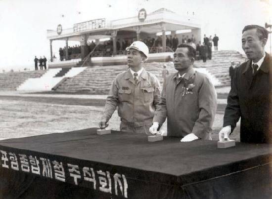 1970년 4월 1일 거행된 포항제철 1기 공사 착공식. 오른쪽부터 김학렬 부총리, 박정희 대통령, 박태준 사장이 버튼을 누르고 있다./조선일보DB