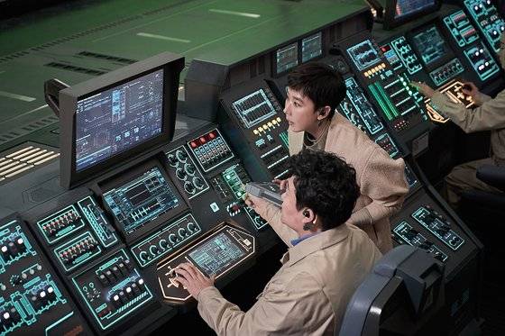 영화 '정이'에서 지난해 작고한 고 배우 강수연(가운데)이 전설의 용병이었던 어머니 윤정이를 뇌복제 전투 AI로 성공시키려는 딸 서현 역을 맡았다. 사진 넷플릭스