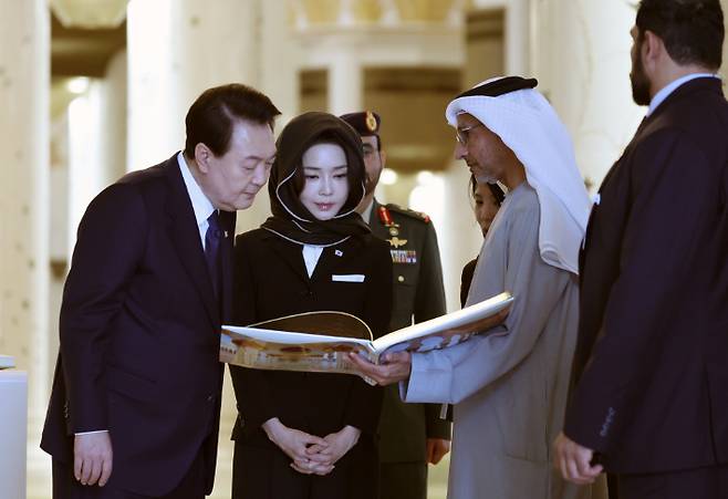 김건희 여사는 이슬람 관습에 따라 여성들이 머리를 감싸는 샤일라를 착용했다. 연합뉴스