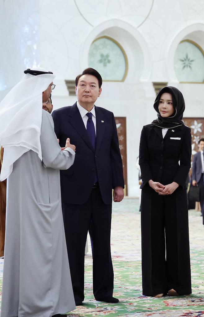 아랍에미리트(UAE)를 국빈 방문 중인 윤석열 대통령과 김건희 여사가 15일(현지시간) 아부다비에 위치한 셰이크 자이드 그랜드 모스크를 방문하고 있다. 김 여사는 이슬람 관습에 따라 여성들이 머리를 감싸는 샤일라를 착용했다. 연합뉴스