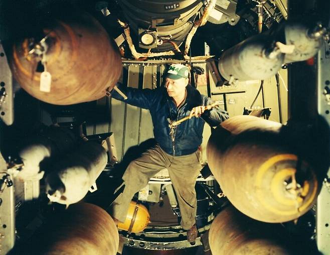 6·25전쟁 당시 1000파운드급 고폭탄을 관리하는 미군 장병. 유엔사 트위터