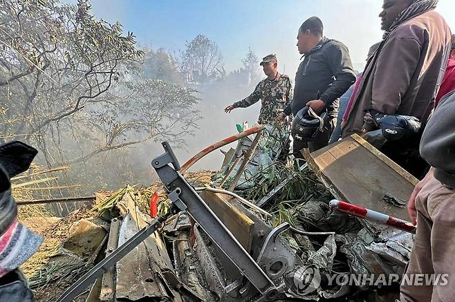 네팔서 72명 탄 항공기 추락…한국인 2명 탑승 추정 (포카라 AFP=연합뉴스) 15일(현지시간) 예티 항공과 네팔 당국에 따르면 72명의 승객을 태운 네팔 예티 항공 소속 ATR72기가 추락했다. 해당 항공기 탑승 명단에는 한국인 2명도 있는 것으로 전해졌다. 사진은 이날 추락한 항공기 잔해가 남아있는 네팔 포카라에서 구조요원들이 모여 있는 모습. 2023.01.15 jason3669@yna.co.kr