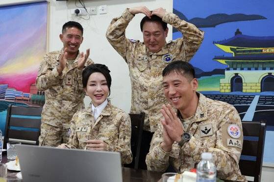 아랍에미리트(UAE)를 국빈 방문 중인 윤석열 대통령과 김건희 여사가 15일(현지시간) 아랍에미리트(UAE)아부다비 파병중인 아크부대를 방문, 한 부사관 가족과 영상통화를 하고 있다. 연합뉴스