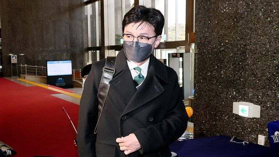 한동훈 법무부 장관이 16일 오후 국회를 찾아 법사위 업무보고에 앞서 취재진 질문에 답한 뒤 이동하고 있다. 연합뉴스