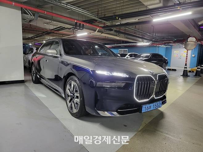 BMW i7의 분리형 헤드라이트 <이영욱 기자>