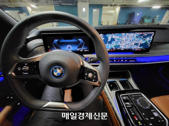 BMW i7 내부 인테리어. 앰비언트 라이트 기능을 하는 ‘인터랙션 바’와 넓은 디스플레이가 눈을 사로잡았다. <이영욱 기자>