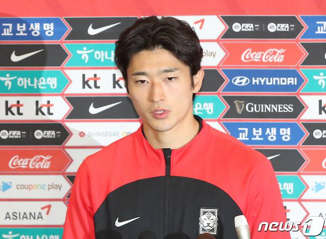 (인천공항=뉴스1) 김민지 기자 = 대한민국 축구대표팀 조규성이 2022 카타르 월드컵을 마치고 7일 오후 인천국제공항을 통해 귀국하며 취재진 질의에 답변하고 있다. 2022.12.7/뉴스1 Copyright (C) 뉴스1. All rights reserved. 무단 전재 및 재배포 금지.