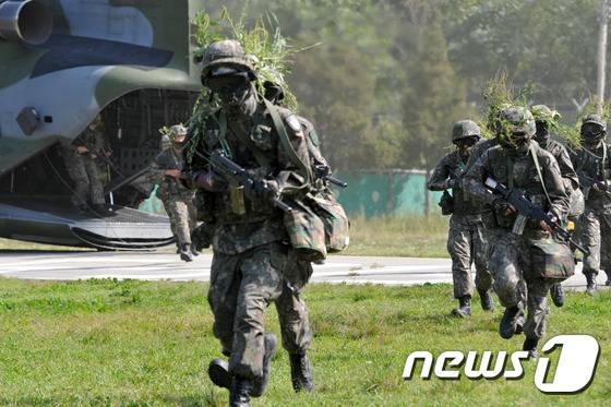 21일 오전 강원 화천일대에서 육군 27사단 불사조대대 현역과 예비군이 공중강습작전을 펼치고 있다. 2016.9.21/뉴스1 ⓒ News1 홍성우 기자
