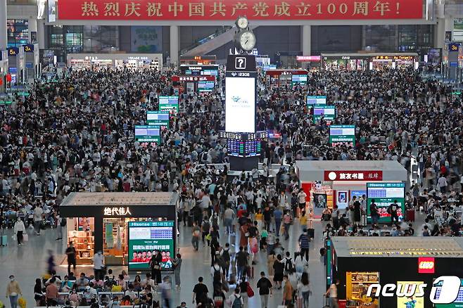 중국 국경절 황금연휴 첫날인 1일(현지시간) 상하이 홍차오역에 몰린 인파들 2021.10.01 ⓒ 로이터=뉴스1 ⓒ News1 정윤미 기자