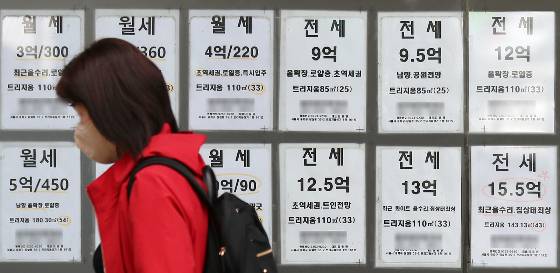 18일 국토교통부와 우리은행, 한국부동산원은 확정일자 정보 연계 시범사업 업무협약(MOU)을 체결한다. 전세사기 피해 방지 및 가계 대출 건전성 강화를 위해 마련한 방침이다. 앞으로는 임대인이 임대차계약을 체결한 주택을 담보로 대출을 받을 경우 시세에서 보증금을 뺀 값만큼만 대출이 가능하다./사진=뉴시스