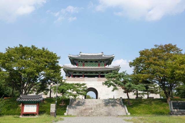 ▲대구읍성은 일제에 의해 훼철되고 남문인 영남제일관만 망우공원에 복원되었다.Ⓒ대구시