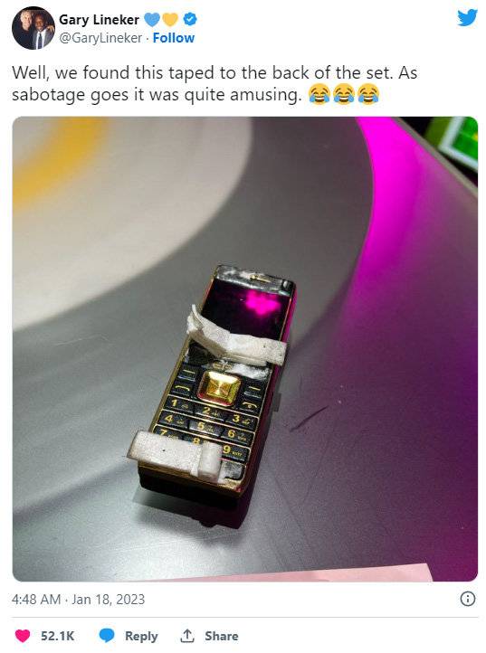 게리 리네커는 스튜디오에 몰래 설치된 휴대전화를 찾아 트위터에 공개했다.
