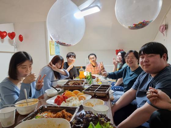 '안 무서운 회사' 직원, 거주자들의 모습. 〈사진=안 무서운 회사〉