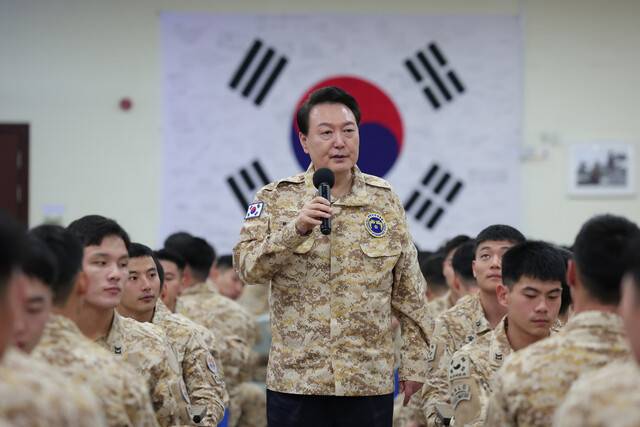 윤석열 대통령이 15일 아랍에미리트(UAE)에 파병중인 아크부대를 방문해 장병들 앞에서 연설하고 있다. 아부다비/연합뉴스