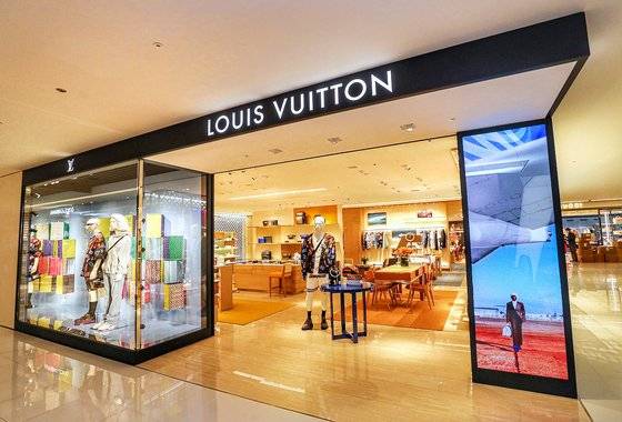 백화점 업계는 매년 확장하는 남성 패션 시장을 공략하기 위해 남성 명품 전문 매장을 연달아 신규 출점하고 있다. 지난 2021년 현대백화점 무역센터점에 입점한 루이비통 남성 전문 매장. 사진 현대백화점