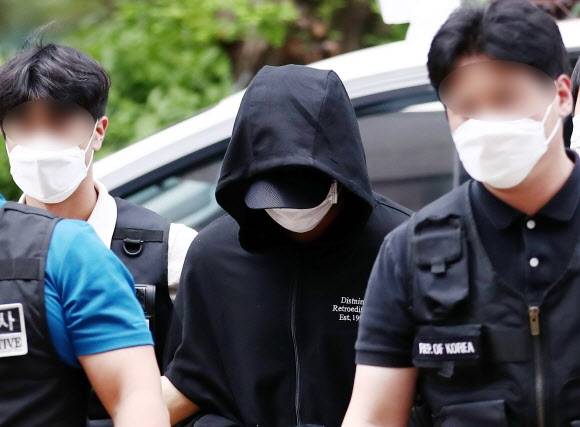 인하대 캠퍼스 내에서 또래 여학생을 성폭행한 뒤 건물에서 추락해 숨지게 한 혐의를 받는 1학년 남학생 A(20)씨가 17일 오후 구속 전 피의자 심문(영장실질심사)을 받기 위해 인천시 미추홀구 인천지방법원으로 들어서고 있다. 2022.7.17 연합뉴스