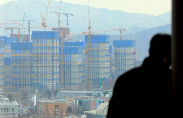 올림픽파크포레온(둔촌주공) 계약 체결 마감일인 17일 서울 강동구 둔촌주공 재건축 현장에서 공사가 한창이다. 사진은 기사와 관계없음. 뉴스1