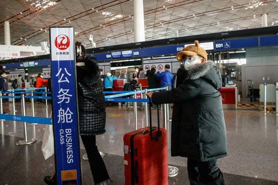 지난 1일 베이징 서우두 국제공항의 외국 항공사 카운터에서 중국인이 출국 수속을 하고 있다. 대만 방역 당국은 17일 중국발 승객 중 양성자 비율으 6.1%를 기록해 전원 PCR 검사를 시작한 1일 이후 최저치를 기록했다고 발표했다. EPA