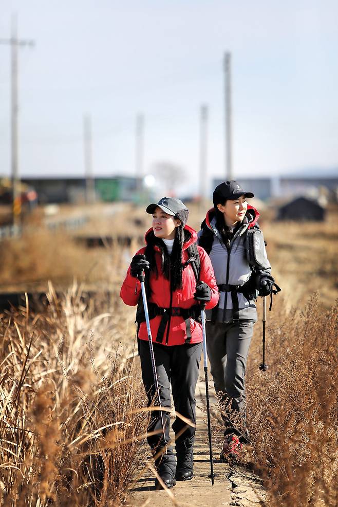 나들길은 앞장술과 뒷장술 해안 뚝방을 따라 이어진다. 섬 특유의 바닷바람이 강해 보온 채비를 단단히 하고 나선 박자희씨와 나해란(오른쪽)씨.