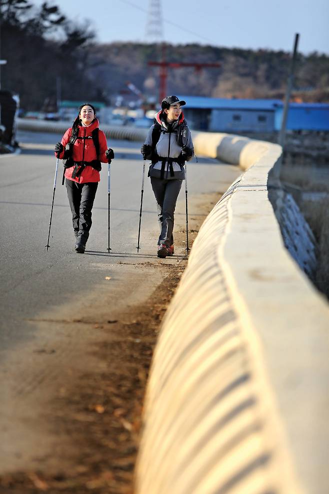 주문도리에서 느리로 이어진 찻길. 나들길 12코스는 찻길과 들길이 섞여 있다.