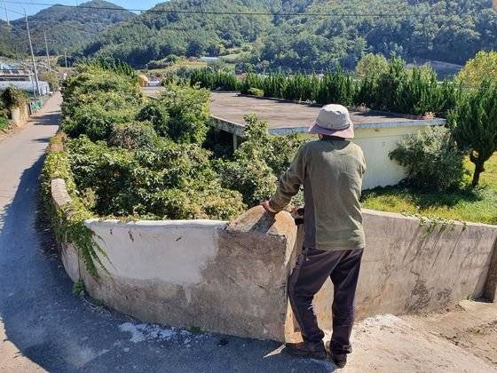여수 돌산읍에서 만난 한 노인이 모교이자 폐교인 금성초등학교를 바라보고 있다. 김태윤 기자