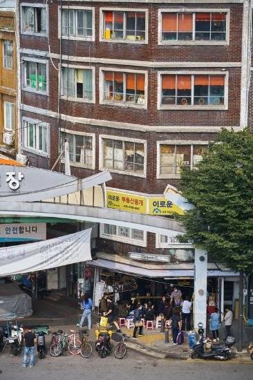 지난해 8월 문을 연 어니언은 광장시장의 지역성을 고스란히 살린 매장을 내 주목을 끌었다. 사진 어니언