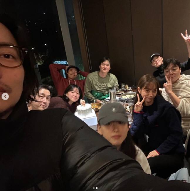 배우 이동휘(왼쪽)가 21일 ‘응답하라 1988’ 주역배우들과 우정샷을 공개했다. 왼쪽부터 시계방향으로 최성원, 이민지, 류준열, 고경표, 박보검, 신원호 PD, 이혜리, 류혜영. 출처 | 이동휘 채널