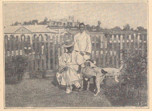 러시아 공사관을 배경으로 한 사진 (출처 : Villetard de Laguérie ,La Corée(Paris: Librairie Hatchette Et Cie, 1898), from Duke University Libraries and American Libraries.)