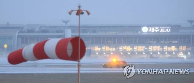 눈보라 휘몰아 치는 제주공항…비행기는 어디에 (제주=연합뉴스) 박지호 기자 = 설 연휴 마지막 날인 24일 오전 제주국제공항 활주로에 세찬 눈보라가 몰아치고 있다. 2023.1.24 jihopark@yna.co.kr