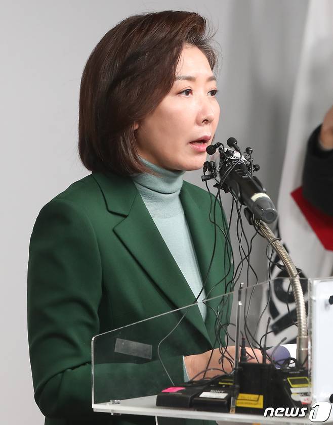 국민의힘 3·8 전당대회 출마를 고심했던 나경원 전 의원이 25일 서울 여의도 국힘의힘 중앙당사에서 기자회견을 열고 전당대회 불출마 입장을 밝히고 있다. 2023.1.25/뉴스1 ⓒ News1 허경 기자